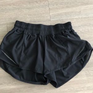 Lululemon hotty hot short 2.5 inch,size 2 in black